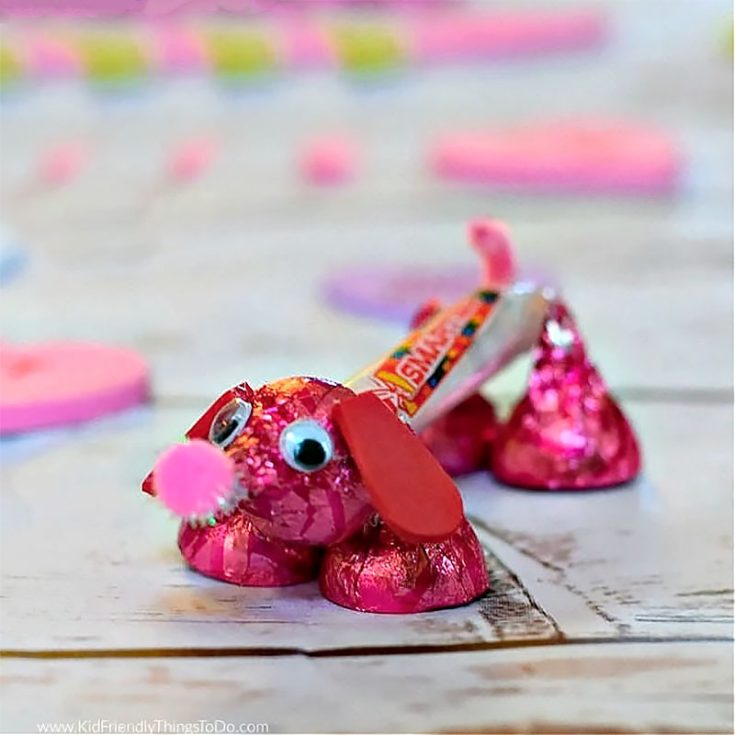 This is one of those fun Valentines Day crafts for preschoolers and kids of all ages. Inspire them to make their own candy dog with different pink/red candies.
