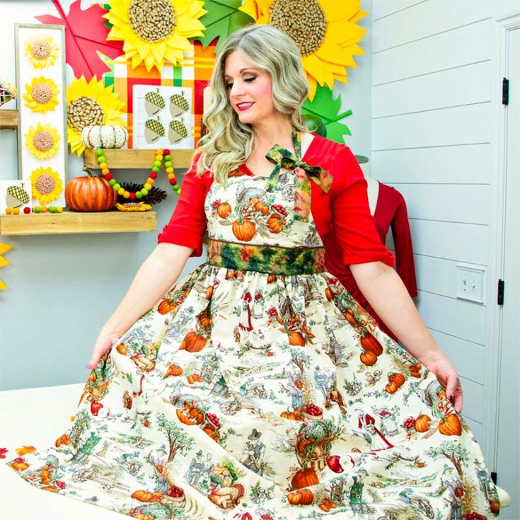 Look at this beautiful dress apron pattern! It's got an elegant flair to it with its length and fitted bodice. Not only does the pattern include alternative skirt lengths but it also has measurements for kids and plus-size versions!