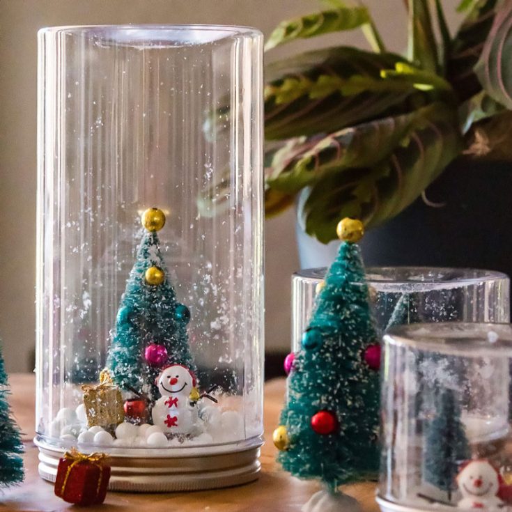 Check out these adorable snow globes! By flipping some mason jars upside down you can make the perfect body for a snow globe. As the name suggests it uses no water so it saves the hassle!