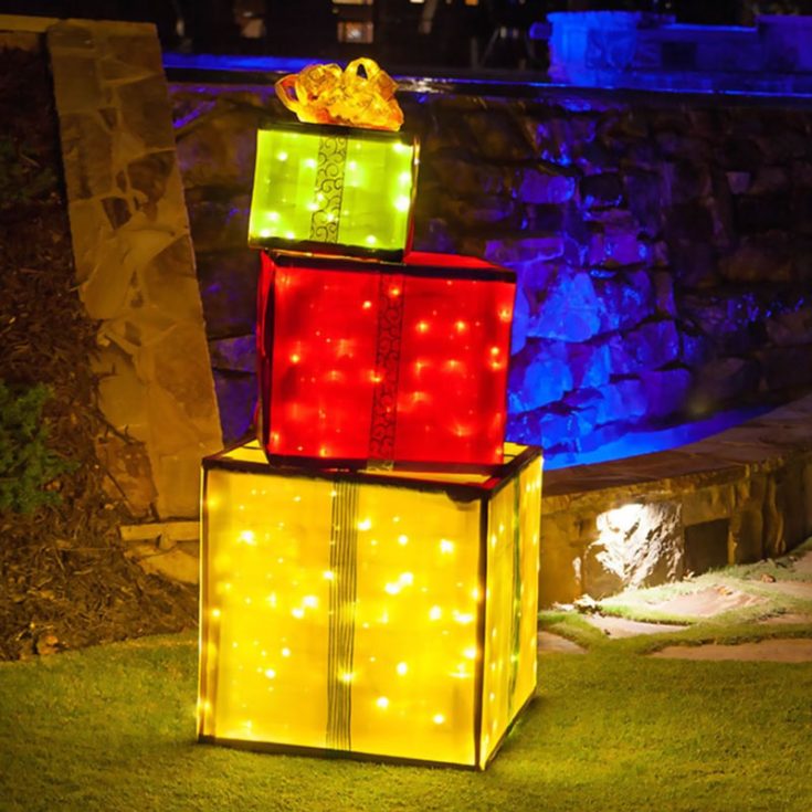 We love presents, don't we? Click the tutorial below to make Christmas gift boxes that are made of durable wooden frames. Great for the outdoor decorations. Not to mention they glimmer with sparkling lights!